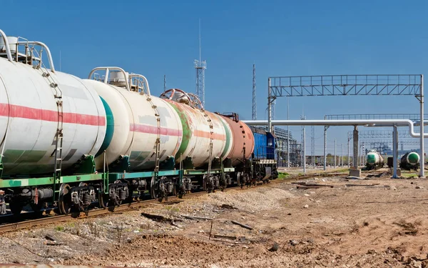 Una locomotora tirando de un tanque de productos químicos en los rieles — Foto de Stock