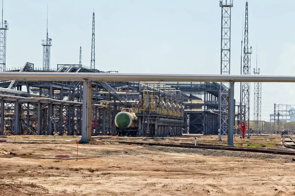 Tanks mit Chemikalien stehen auf den Bahngleisen unter der Brücke — Stockfoto