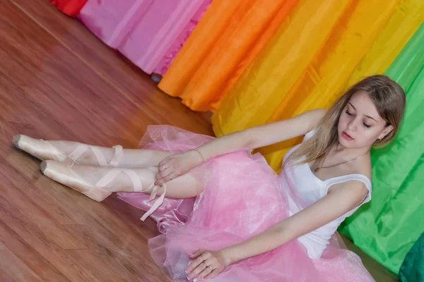 Charmante jonge ballerina zet op Pointe schoenen met linten — Stockfoto