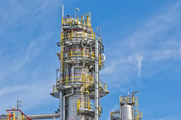 Veduta delle nuove colonne e impianti chimici per olio rif. — Foto Stock