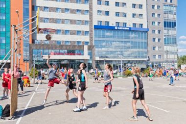 Bahçesi streetball kız arasında asfalt üzerinde açık rekabet