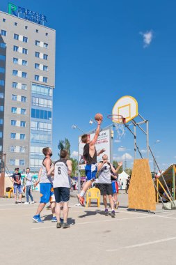 Kimliği belirsiz genç insanlar streetball içinde oyun