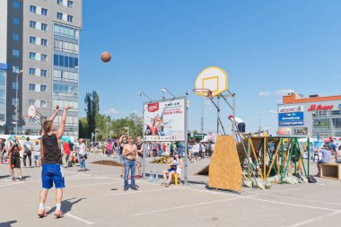 Açık sokak streetball yarışmalar. Oyuncu serbest atış gerçekleştirir