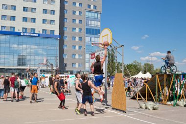 Sonra başarılı bir direniş olmadan sepet altından vurdu