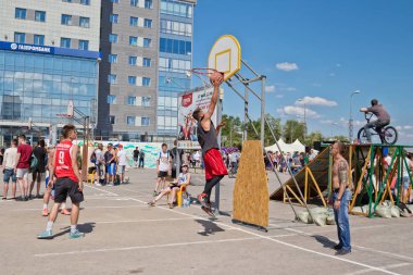 Sonra başarılı bir direniş olmadan sepet altından vurdu