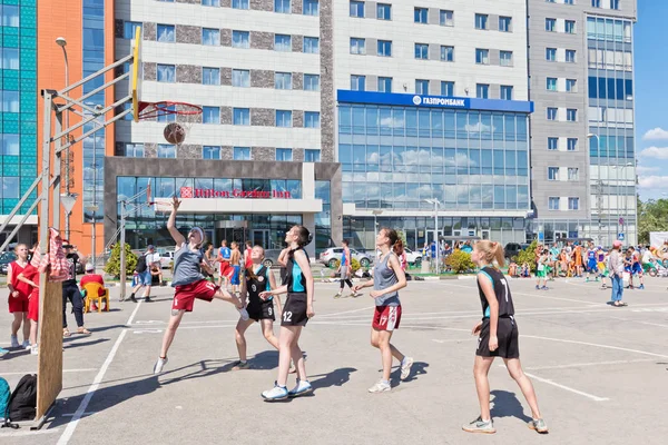 Konkurs otwarty na asfalcie zabaw streetball wśród dziewczyna — Zdjęcie stockowe