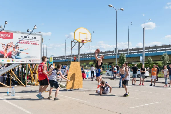 Giovani non identificati giocano a streetball — Foto Stock