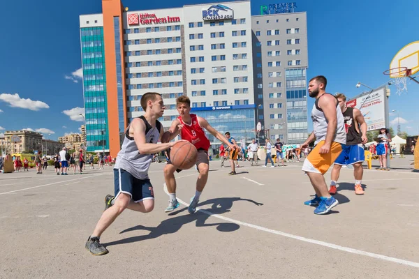 Unidentified young people play in streetball — Stock Photo, Image