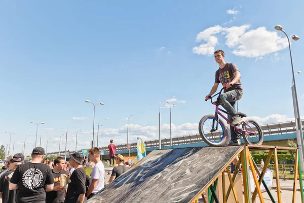 Mladý sportovec na Bmx kole je na rampě připravena skočit — Stock fotografie