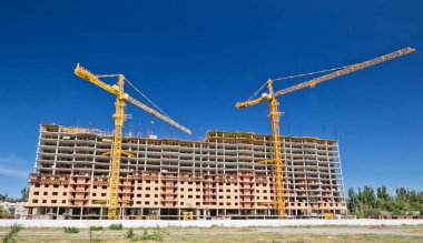Kule vinç ile monolitik Evleri inşaatı