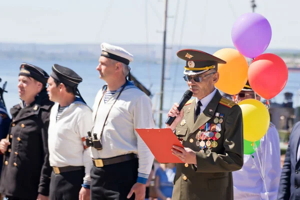 Riunione solenne dell'equipaggio di una nave da guerra ricostruita dalla s — Foto Stock