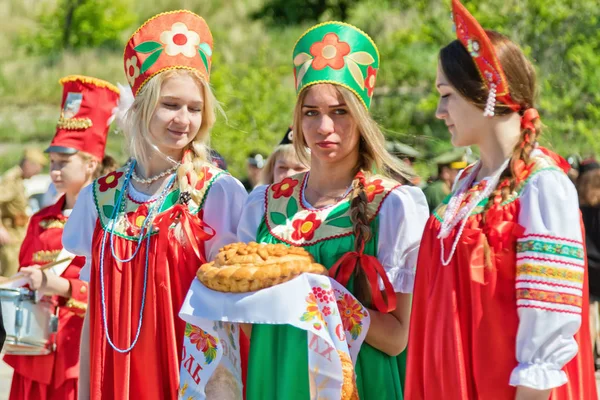 Tres chicas en trajes populares rusos está esperando a los huéspedes con —  Fotos de Stock