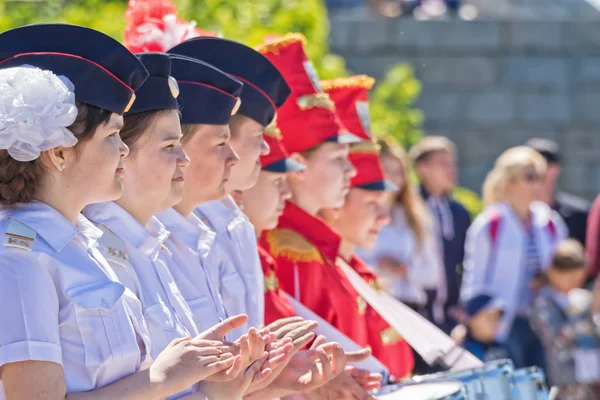 Студенты кадетского корпуса и барабанщики стоят в строю на — стоковое фото