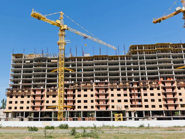 Construction of monolithic houses with tower crane