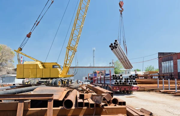 Loading of steel products and tubes with crane — Stock Photo, Image