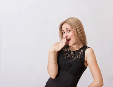 Sevimli genç sarışın sürpriz gösterir