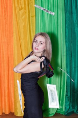 Yüksek heele tutan bir ince rakam ile çekici genç kız