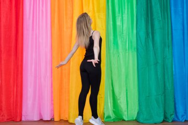 Genç kadında esnek incelikle dans spor giyim