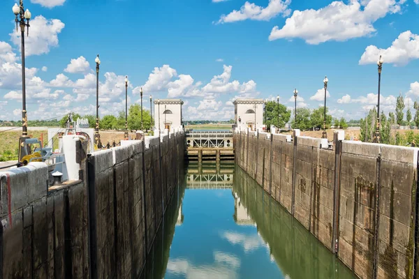 Empty airlock waterworks ship canal before filling with water — Stock Photo, Image