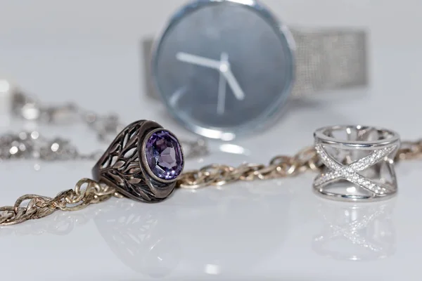 Anello e catena in argento sullo sfondo di orologi — Foto Stock