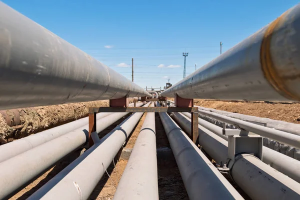 Rafineri içinde açık boru hatları