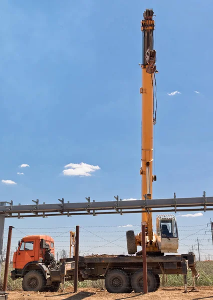 Travaux d'installation dans une zone réglementée avec utilisation de grues — Photo