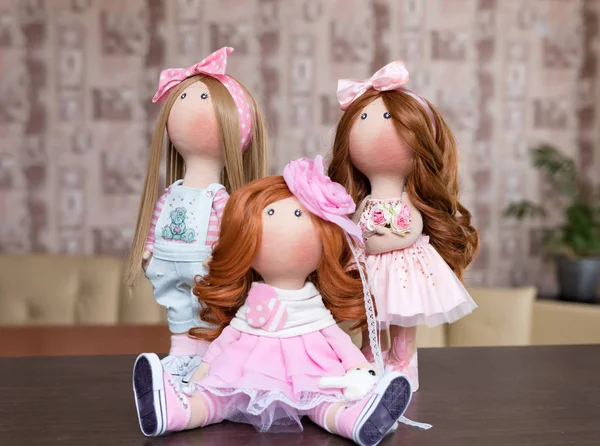 Ručně vyráběné panenky s přírodními vlasy zdobené zelení a sma — Stock fotografie