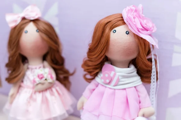 Duas bonecas de trapo artesanais - ruivo e de cabelos castanhos — Fotografia de Stock