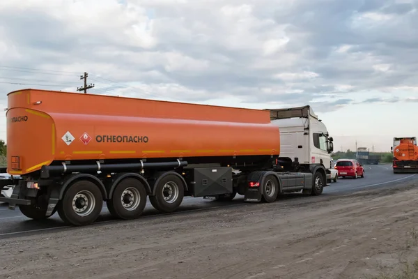 Een vrachtwagen vervoeren van een brandstof tanker op ringweg — Stockfoto