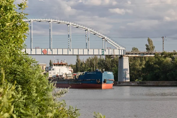 Mal ve mavna üzerinde petrol ürünleri taşımacılık 