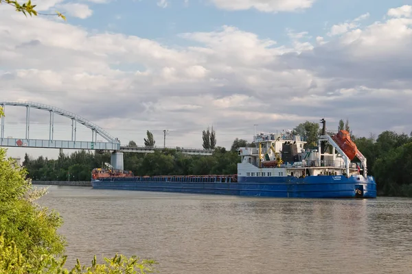 Vervoer van goederen en aardolieproducten op schuiten op de — Stockfoto