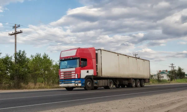 货物的集装箱卡车拖拉机 — 图库照片