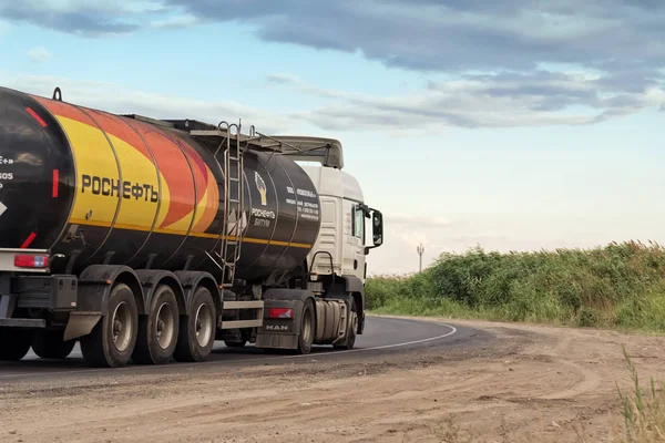 Vrachtwagen bedrijf Rosneft vervoeren van een brandstof tanker — Stockfoto