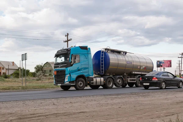 Un camión transportando un camión cisterna de combustible en la carretera de circunvalación —  Fotos de Stock