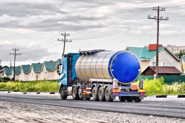 広い舗装道路でクロム タンカーの貨物自動車 — ストック写真