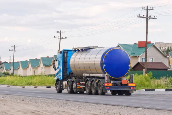 Lorry with chrome tanker on a large paved road — Stock Photo, Image
