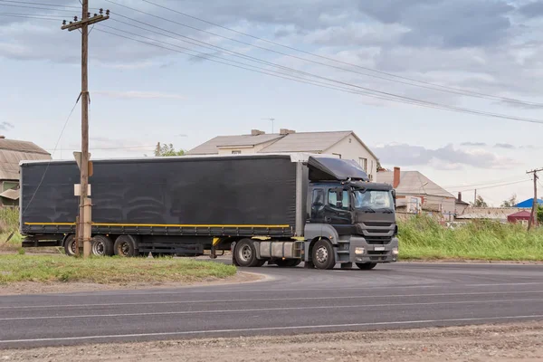 Camion noir avec un conteneur noir — Photo