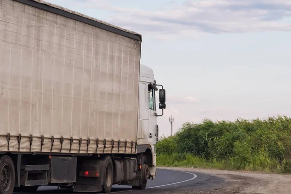 Witte vrachtwagen met witte aanhangwagen — Stockfoto