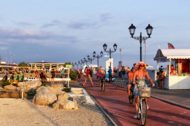 Turist yürümek ve elektrik döngüleri ve prome motosiklet binmek