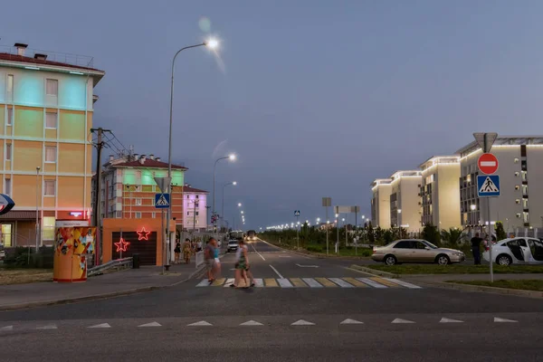 Evening light on the sidewalks and illumination of buildings in — Stock Photo, Image