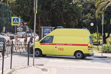 Sarı ambulans minibüsüm re sokaklarında kesiştiği
