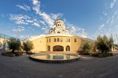 Han tarafından yapılan değil Tapınağı'nın eteklerinde bir çeşme ile kare