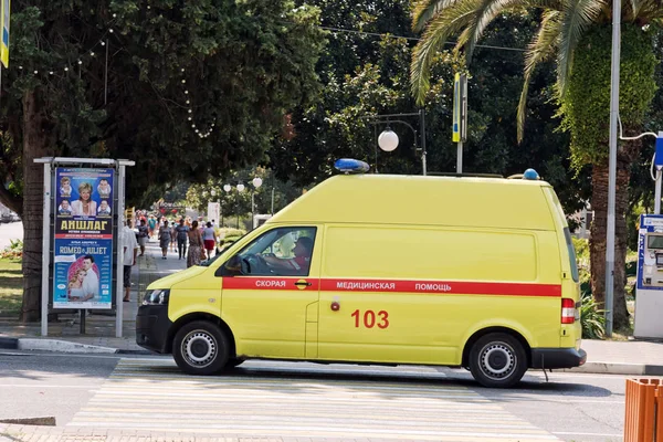 Camioneta ambulancia amarilla está en la intersección de las calles de la re —  Fotos de Stock