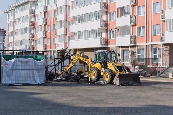 Makine bir caf otel kompleksi toprakları üzerinde bir yangında sonra moloz ortadan kaldırmak