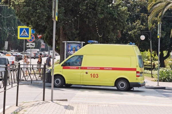 Sarı ambulans minibüsüm re sokaklarında kesiştiği