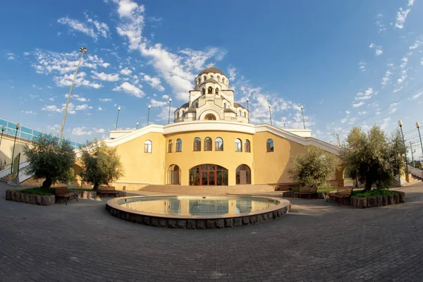 Han tarafından yapılan değil Tapınağı'nın eteklerinde bir çeşme ile kare