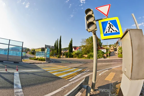 Señal de tráfico paso peatonal y marcas en la carretera — Foto de Stock