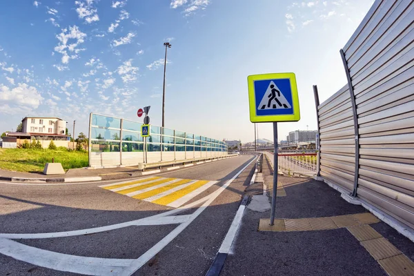 Señal de tráfico paso peatonal y marcas en la carretera — Foto de Stock