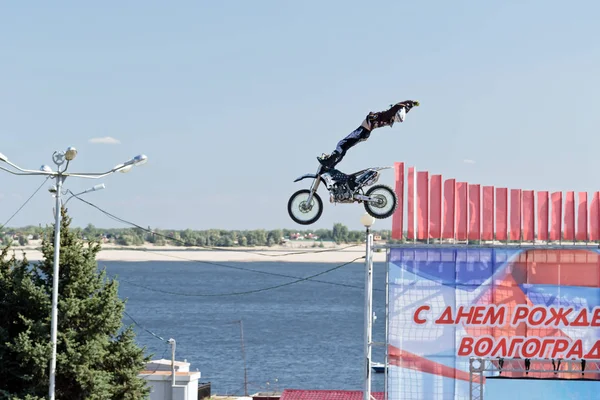 Trucs sur un saut à moto effectué par les athlètes au cours de la — Photo