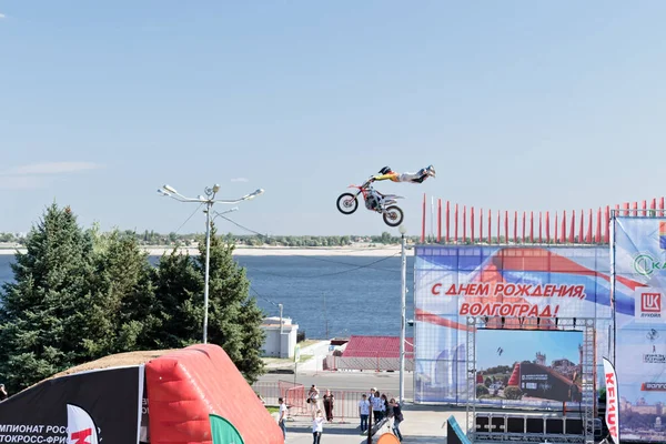 Trucs sur un saut à moto effectué par les athlètes au cours de la — Photo